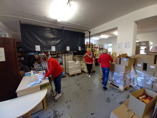 Delitev hrane v skladišču.