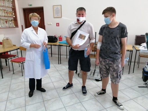 dr. Janja Pajk se je zahvalila Damjanu Žagarju za 100-krat darovano kri.