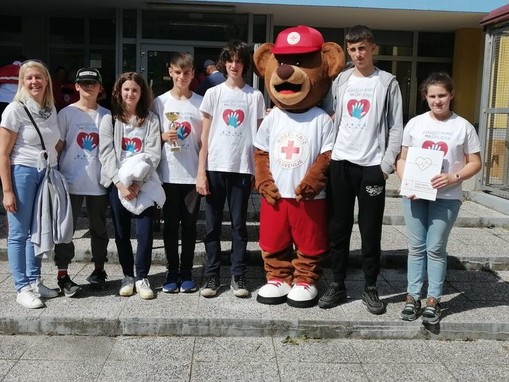 Naši mladi ambasadorji prve pomoči z mentorico.