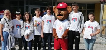 Naši mladi ambasadorji prve pomoči z mentorico.