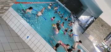 Otroci na kopanju v notranjem bazenu Hotela Arija na Debelem rtiču.