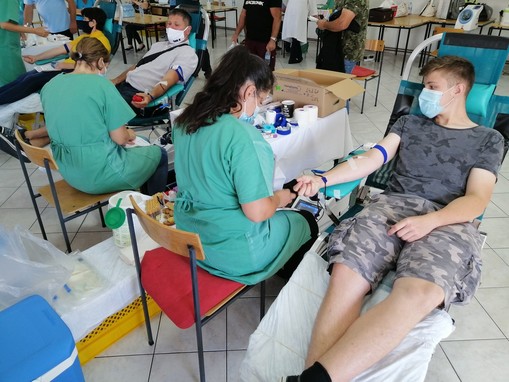 Damjan in Nejc Žagar pri odvzemu krvi.