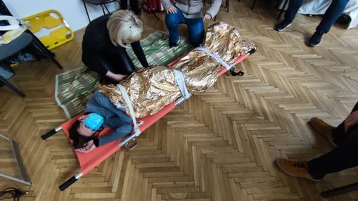 Ustrezna namestitev poškodovane osebe na navadna nosila.