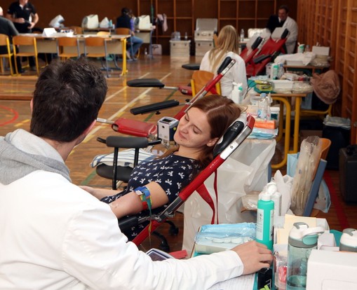 Slika: Tone Tavčer: krvodajalka pri odvzemu krvi.