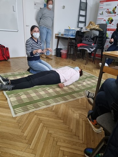 Kandidatko pri prikazu temeljnih postopkov oživljanja spremlja predavatelj Rok Repas.
