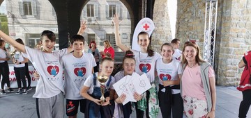 Brina Pajer, Milijan Matić, Brin Kunstelj, Jera Sedminek, Naja Škrabar in Tina Udrih z mentorico Boženo Svet.