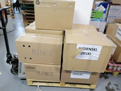 Materialno pomoč so skrbno zložili in označili.