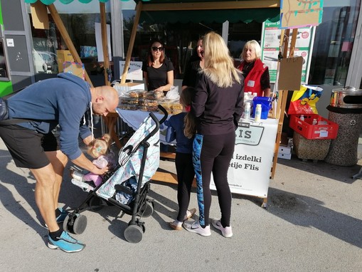 Drobtinica pred Trgovino Spar v Šempetru.