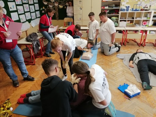 Člani ekipe pri nudenju prve pomoči.