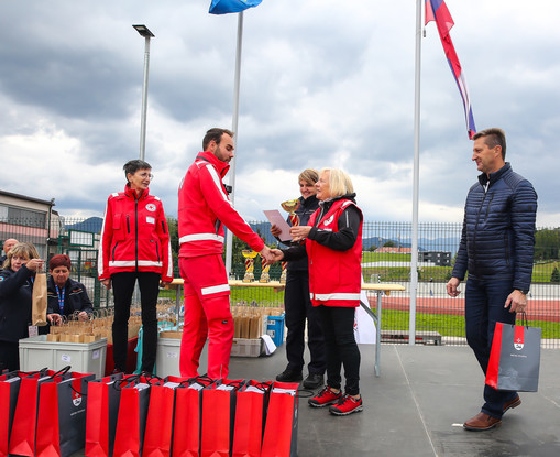 Vodja ekipe RKS - OZ Žalec Jaka Jelen pri prevzemu priznanja od predsednice RKS - OZ Žalec Pavle Artnik.