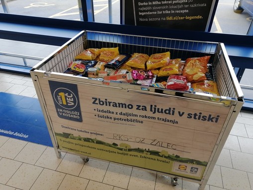 V zbiralno košaro lahko donirate šolske potrebščine in izdelke z daljšim rokom trajanja.