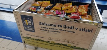 V zbiralno košaro lahko donirate šolske potrebščine in izdelke z daljšim rokom trajanja.