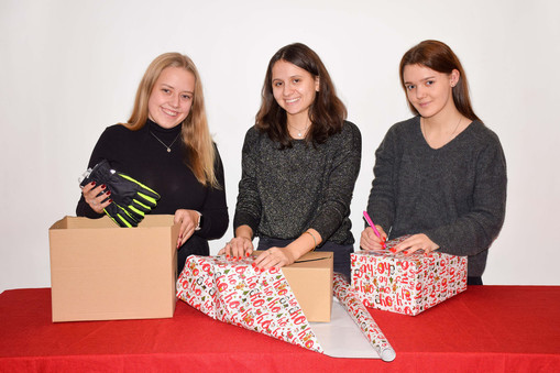 Pobudnice projekta Dobra vila Liza, Maša in Natja. Mlade prostovoljke delujejo pod okriljem Krajevne organizacije Rdečega križa Polzela.