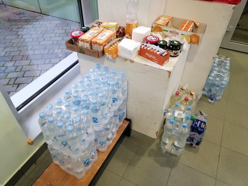 Tujim državljanom so hrano prinesli prostovoljci Krajevne organizacije Rdečega križa Griže.