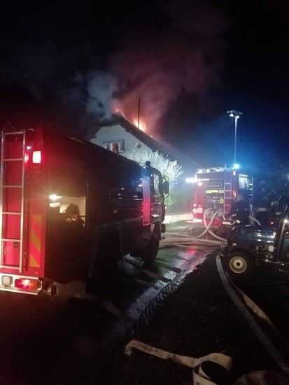 Ogenj je začel goreti v ostrešju.