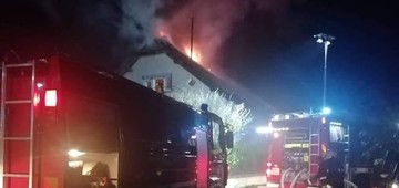 Ogenj je začel goreti v ostrešju.