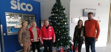 Na sliki z leve Ksenja Volpe Medved, predsednica Krajevne organizacije RK Petrovče-Levec in kadrovska služba; Pavla Artnik, predsednica RKS - OZ Žalec; Matjaž Črešnovar, sekretar RKS - OZ Žalec, Ariana Volpe, kadrovska služba in Marjan Volpe, direktor podjetja Sico d.o.o.