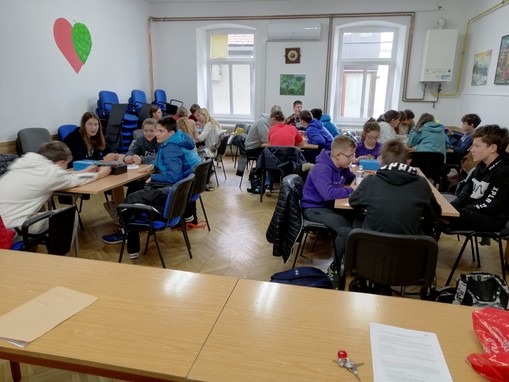 Člani ekip pri pisanju testov.