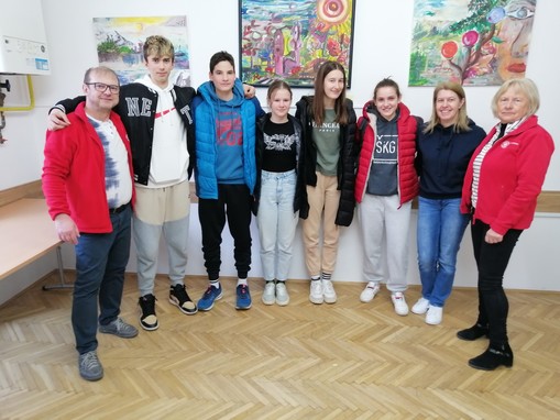 Zmagovalna ekipa v sestavi Milijan Matić, Brin Kunstelj, Brina Pajer, Naja Škrabar in Jera Sedminek z mentorico prve pomoči Boženo Svet ter predsednico RKS - OZ Žalec Pavlo Artnik in sekretarjem RKS - OZ Žalec Matjažem Črešnovarjem.