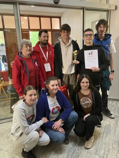 Zmagovalci Kevin Talovič, Vid Novak, Larisa Leš, Kati Sedminek, Maks Vasle in Nastja Ocvirk z vodjem preverjanja Andrejem Klančnikom in predsednico RKS - OZ Slovenske Konjice Ireno Nečemer.  