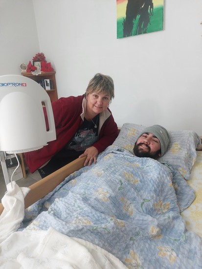Aparat Bioptron bo Roku olajšal bolečine in pomagal celiti rane, ki jih ima po vsem telesu. Na sliki je Rok z Zvezdano, predstavnico podjetja Zepter.