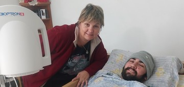 Aparat Bioptron bo Roku olajšal bolečine in pomagal celiti rane, ki jih ima po vsem telesu. Na sliki je Rok z Zvezdano, predstavnico podjetja Zepter.